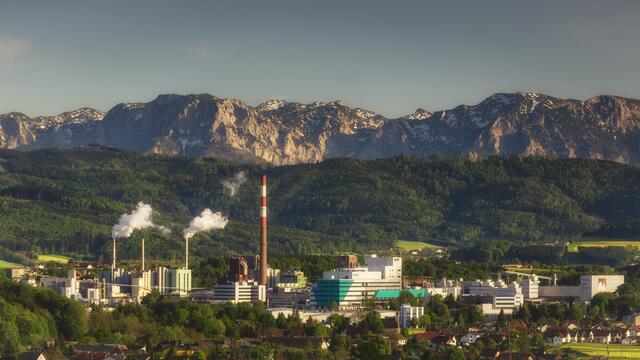 Nach einem Verlust im Jahr 2020 konnte die Lenzing Gruppe 2021 einen Jahresüberschuss von 127,7 Millionen Euro erwirtschaften. | Foto: Lenzing AG/Markus Kirchgatterer