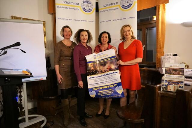 Präsidentin Alise Oosterveld mit Schauspielerin Konstanze Breitebner sowie den Referentinnen Andrea Maurer und Silvia Reindl. | Foto: WW