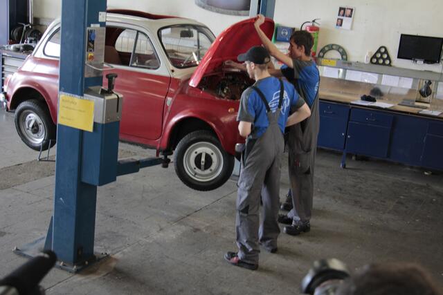 Die beiden Pinzgauer Lehrlinge bei der Zerlegung des Puch 500 im September – sie sind für die Achsen, Bremsen, Federn und das Lenkradgetriebe zuständig. | Foto: ÖBB