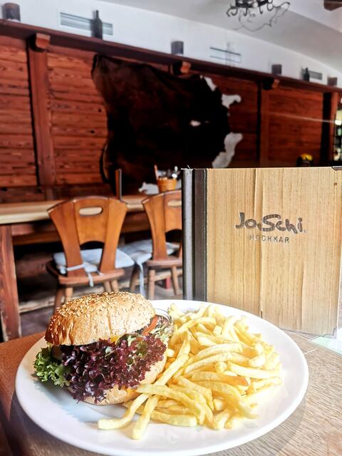 Pulled Deer Burger in JoSchis Karhütte. | Foto: pistencheck.online