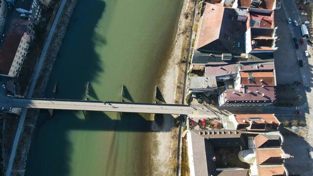 Die Brücke über die Salzach zwischen Ach und der Altstadt von Burghausen darf nur mehr in Richtung Bayern befahren werden. | Foto: Daniel Scharinger