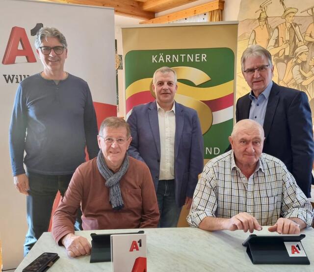 Albert Wutscher (rechts) mit den Trainern und Teilnehmern | Foto: Privat