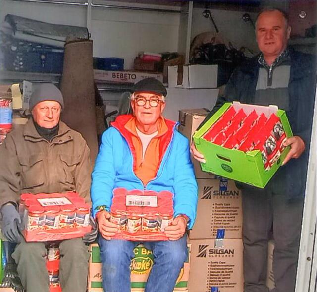 Pichler (Mitte) brachte Lebensmittel nach Sighetu. | Foto: Privat