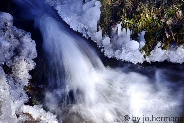 Eisgebilde am Wasser!
Toller Schnappschuss! Das Wasser stürzt den Bach hinunter. Am Ufer halten sich nach wie vor die Eisgebilde des Winters.  | Foto: Foto: Jo Hermann