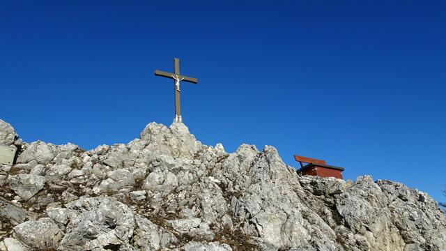 Beim Gipfelkreuz lädt auch das Haasenbankerl zum Verweilen ein. ... | Foto: Silvia Plischek