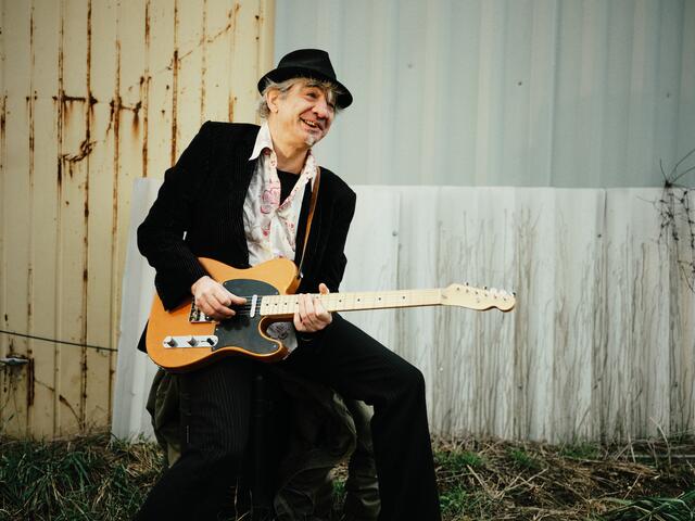 Alex Miksch mit seiner Gitarre. | Foto: Andreas Jakwerth