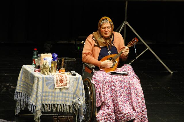 Wenn der "Ermi-Oma" langweilig wird, greift sie auch schon einmal gerne zu einem Instrument. | Foto: RegionalMedien Hofmüller