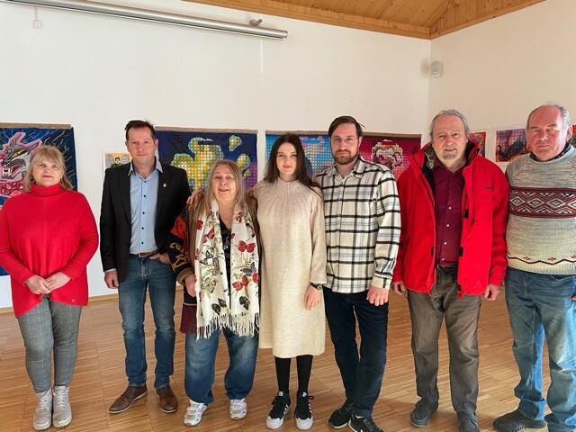 Mutter Emilia, Bürgermeister Kurt Pawluk, Eva Gattringer, Zwinka und Danillo, Vater Constantin und Evas Lebensgefährte Jill.  | Foto: Aigner