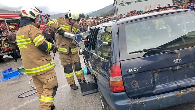 (Archivfoto) Bei einer Leistungsschau im April 2019, in St. Michael im Lungau: Ehrenamtliche Feuerwehrleute Im Einsatz mit der Bergeschere. | Foto: Peter J. Wieland