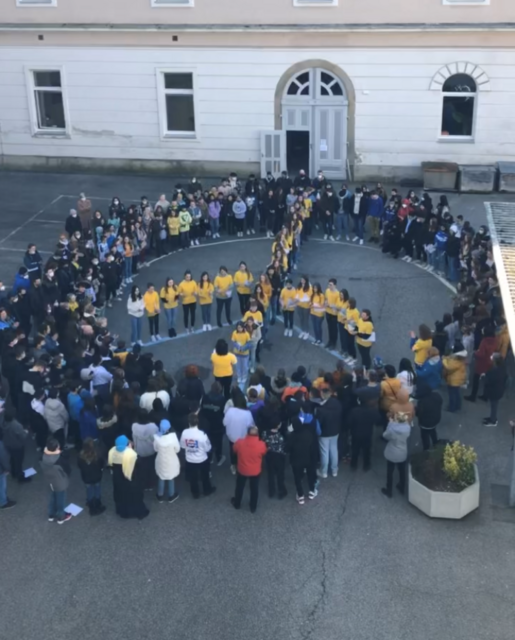 Die Schüler formten das Friedenssymbol und sangen gemeinsam für den Frieden. 
 | Foto: MMS Steyr