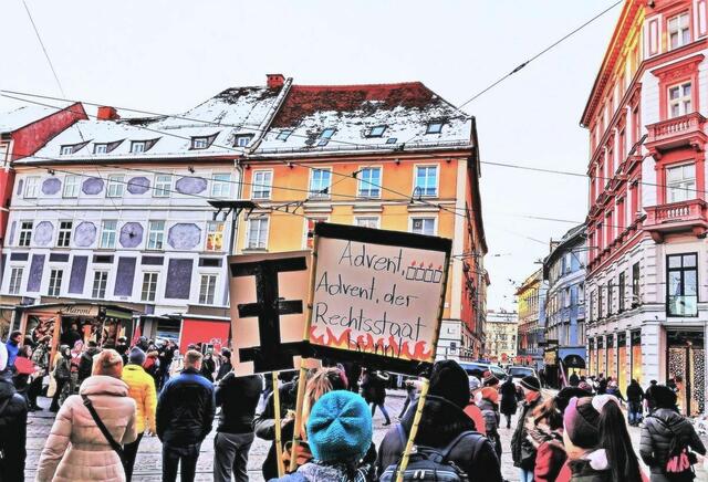 Zwei Männer, die an der Versammlung "Gegen die geplante Impfpflicht" teilnahmen wurden angezeigt. | Foto: Marie O.