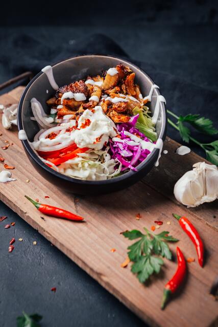Für alle die kein Brot wollen gibt es den Kebap auch als Bowl.  | Foto: Florence Stoiber
