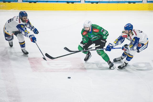 Travis Oleksuk und Scott Kosmachuk gegen Aleksandar Magovac. | Foto: HKO/Sportida