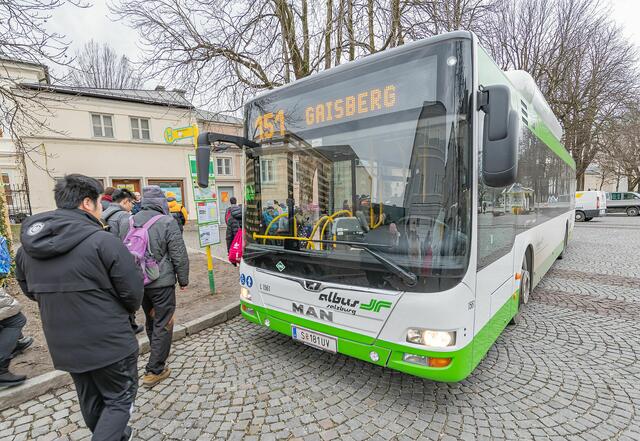 Die Linie 151 vor der Haltestelle am Mirabellplatz. | Foto: Stadt Salzburg/Alexander Killer 
