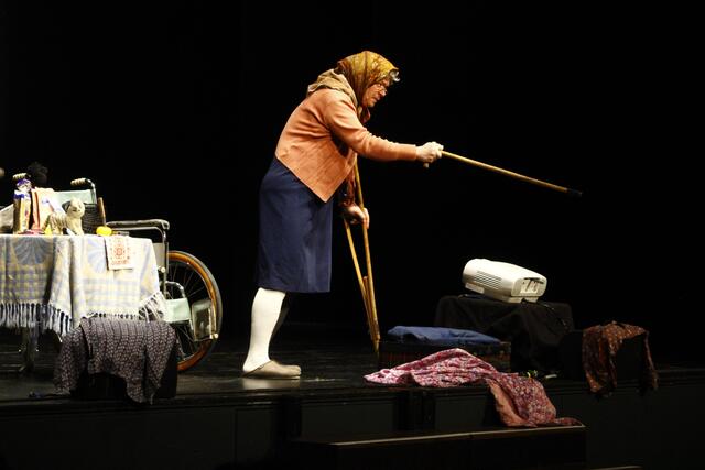 Die Ermi-Oma spricht auch oftmals einzelne Besucher bei den Vorstellungen an. | Foto: RegionalMedien Hofmüller