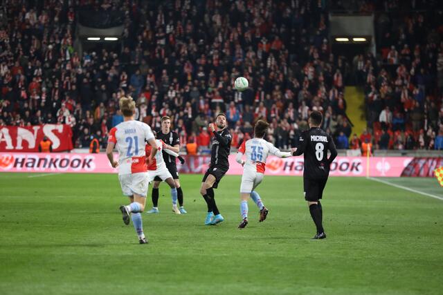 Der LASK und Rene Renner hatten große Probleme mit der Schnelligkeit der Slavia-Kicker. | Foto: Reischl