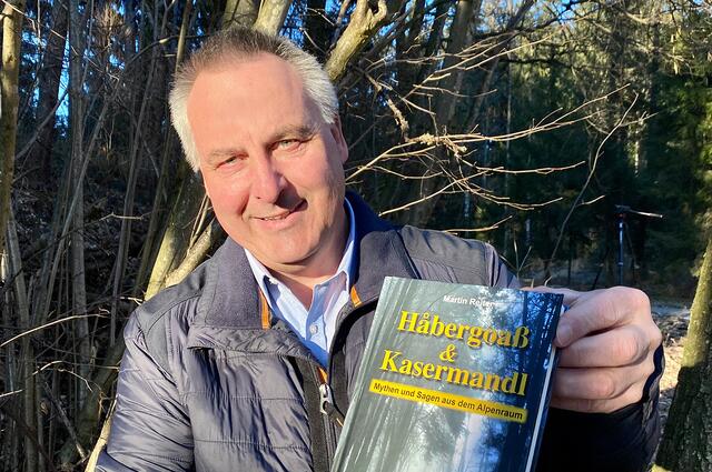 Martin Reiter mit seinem neuesten Werk „Håbergoaß &amp; Kasermandl“. | Foto: Neuhäuserer