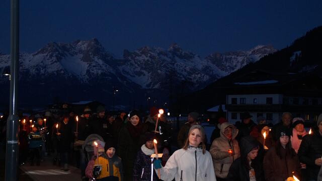 Über 200 Menschen setzten in Maishofen ein starkes Zeichen für den Frieden.    Foto: Aigner
