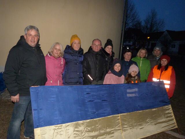 Bürgermeister Horst Egresich versammelte sich mit einigen Teilnehmern des Lichtermeeres