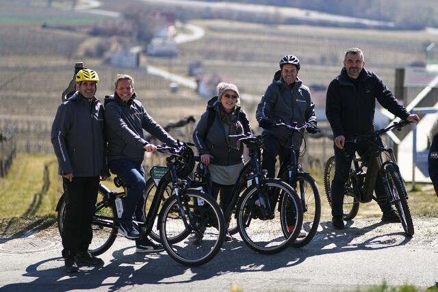 Foto am "WeinBlick":  Martin Ochsenhofer (GF Tourismusverband Südburgenland), Patrik Hierner (Tourismusverband Nordburgenland), Brigitta Pelzer (Tourismusverband Mittelburgenland), Burgenland Tourismus-Geschäftsführer Didi Tunkel und LR Heinrich Dorner | Foto: Andi Bruckner