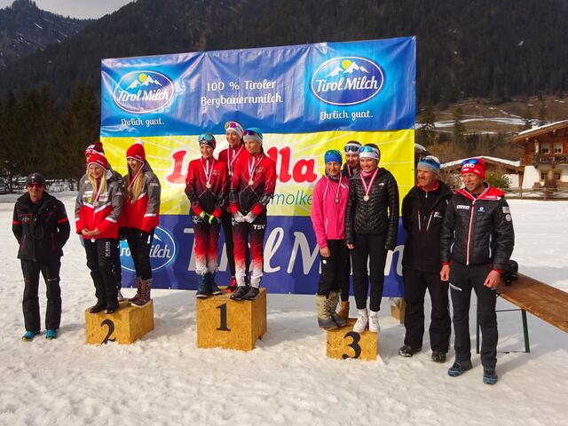 Die Siegerstaffeln der Klasse S14-S15 weiblich: Salzburg 1 (2.), Tirol 1 (1.) und Steiermark 1 (3.) mit Gratulanten vom SV Erpfendorf, Gemeinde Kirchdorf und ÖSV 