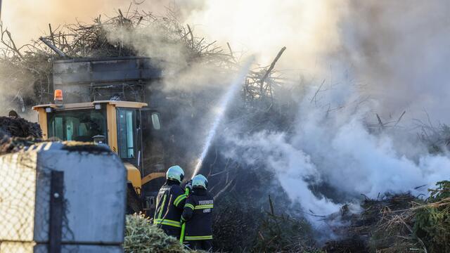 Einen ausgedehnten Brand eines Sträucherhaufen musste die Feuerwehr Enns auf einer Kompostieranlage neben der Autobahn löschen.  | Foto: TEAM FOTOKERSCHI.AT / DRAXLER