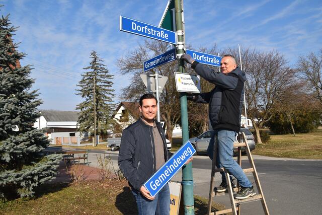Elf benannte Straßenzüge gibt es nun in Moschendorf: Bürgermeister Thomas Behm (links) und Gemeindearbeiter Ernst Unger. | Foto: Martin Wurglits