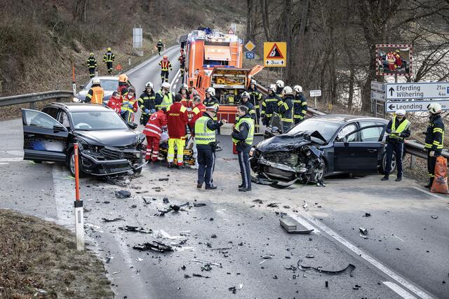In den drei Autos, die in den Unfall involviert waren, befanden sich insgesamt fünf Personen. Entgegen ersten Informationen wurde keiner der Fahrzeuginsassen eingeklemmt. | Foto: TEAM FOTOKERSCHI.AT / BAYER
