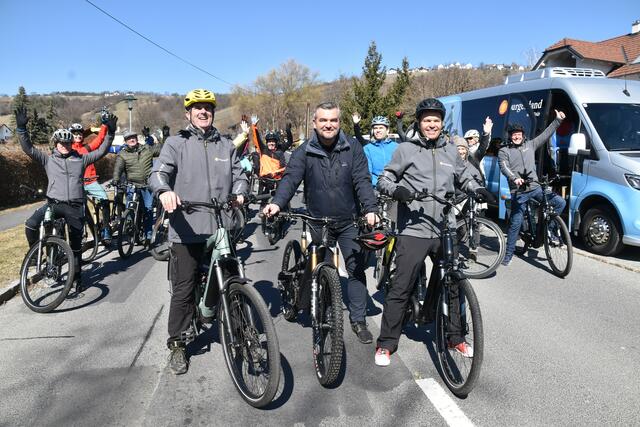 Südburgenland Tourismus-Obmann Martin Ochsenhofer, LR Heinrich Dorner und Tourismus Burgenland-Geschäftsführer Didi Tunkel eröffneten die Radsaison im Burgenland am Eisenberg. | Foto: Michael Strini