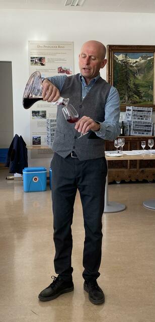 Dipl.Sommelier Georg Fürstauer ist nicht nur ein ausgewiesener Weinexperte, er kann das Thema Wein auch kompetent vermitteln.    Foto: Hartl