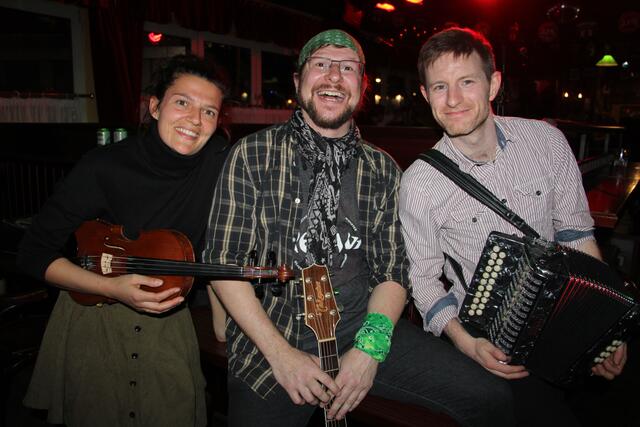 Das Trio "Molly and the Men" ist sichtlich wieder bestens gelaunt, endlich wieder Konzerte spielen zu können. Romana Rabic, Rob Hirsch und Marc O'Cribin (v.l.) | Foto: RegionalMedien Hofmüller