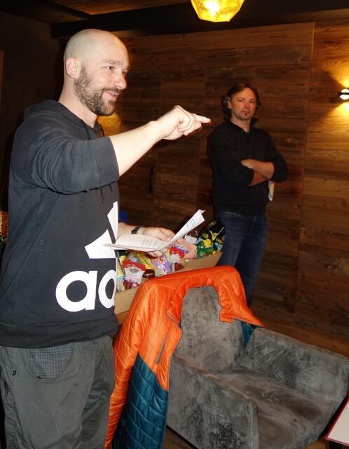 Einen sehr umfangreichen Bericht lieferte Pilotenvertreter Erich Hinterholzer (li.) | Foto: © Martin Wimmer, DFC Fieberbrunn