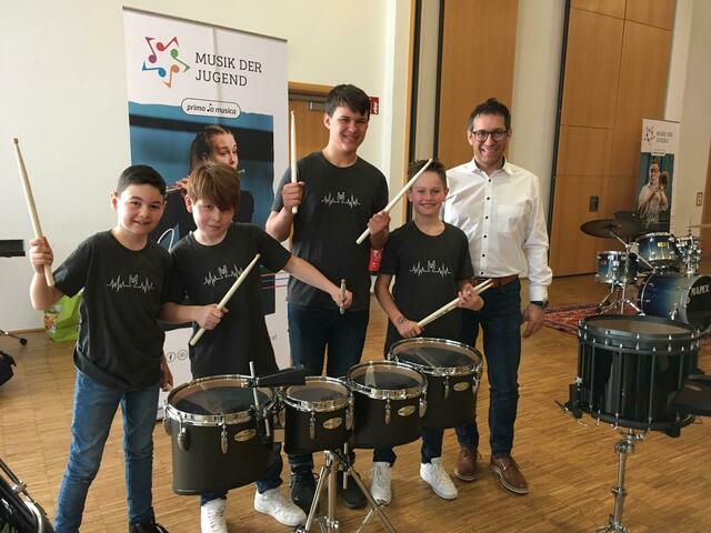 "Funky 5" mit Fuchshuber Alexander (2.v.l.) mit Lehrer Gittmaier Werner (1.v.r.)