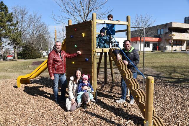 Stadtrat Gerhard Windbichler und der Landtagsabgeordnete und Vizebürgermeister Christian Samwald mit Sohn Valentin und Jugendstadträtin Jeannine Schmid mit deren ihren Kindern Alessa und Rafael beim neuen Kletterkubus in der Kreuzäckergasse,. | Foto: Stadtgemeinde Ternitz/Robert Unger