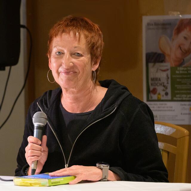 Eva Rossmann präsentierte ihr Kochbuch. | Foto: Foto: privat