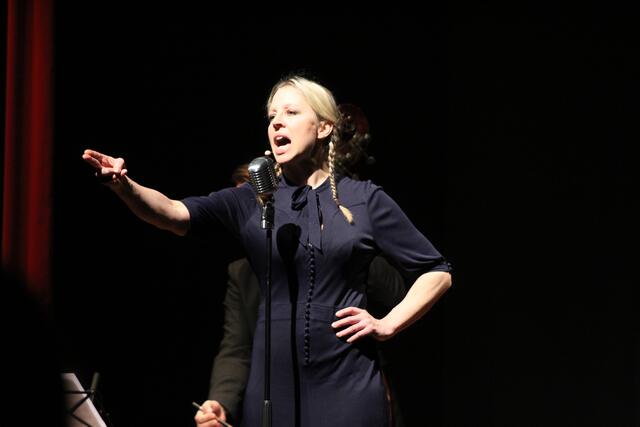 Nina Proll überzeugte mir ihrer ausdrucksstarken Performance und glasklaren Stimme die Besucher des Musiksommers Bad Schallerbach. | Foto: Christina Gärtner