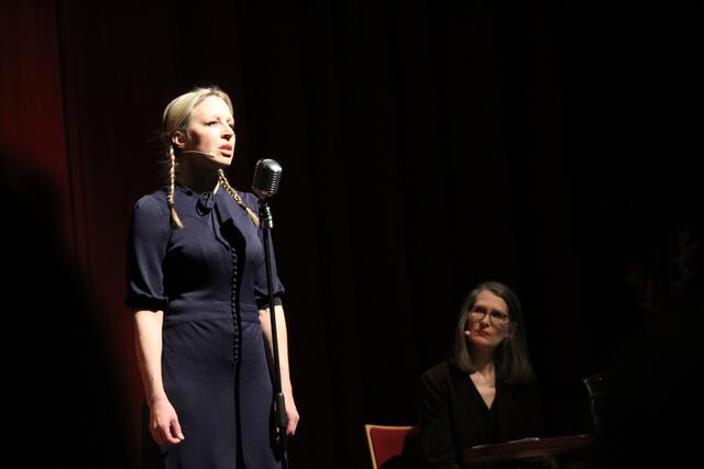 Das zweite von vier Bühnenpaaren im Busiksommer Bad Schallerbach: Nina Proll (l.) und Eva Maria Gintsberg. | Foto: Christina Gärtner