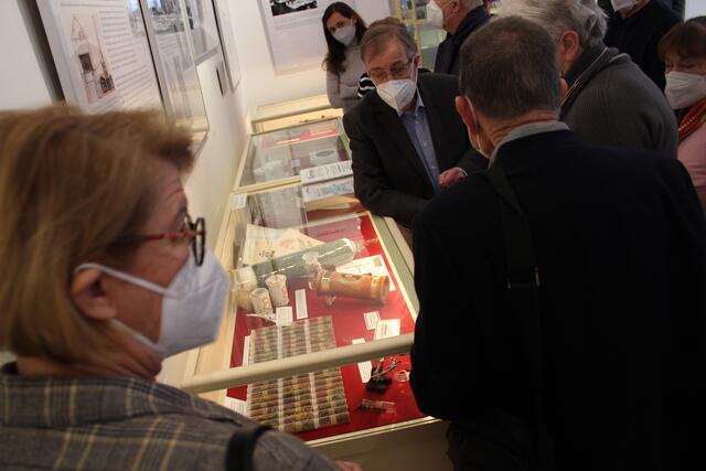 Der Pharmazeut Franz Biba führte durch die Ausstellung der Josefstädter Apotheken.  | Foto: Sabine Ivankovits