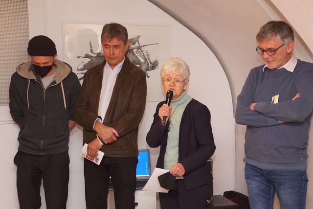 Grußworte von Inge Wolkerstorfer bei der Vernissage der Ausstellung.  | Foto: Helmut Eder