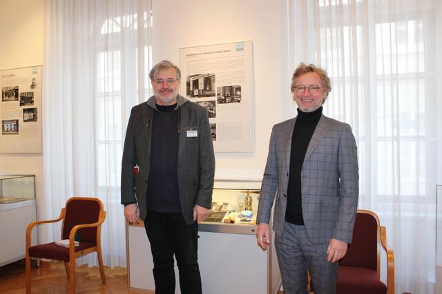 Helmut Pokornig gestaltete die Ausstellung, die von Bezirksvorsteher Martin Fabisch eröffnet wurde.  | Foto: Sabine Ivankovits