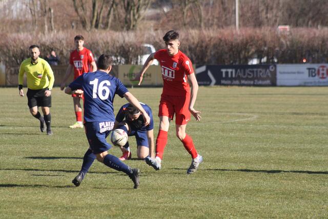 Jakob Andeßner (r.) zeigte ein starkes Spiel und belohnte sich selbst mit dem Treffer zum zwischenzeitlichen 2:0.