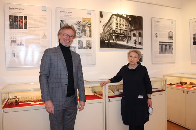 Bezirksvorsteher Martin Fabisch eröffnete die Ausstellung, die Maria Ettl und ihr Team zum Tag des Bezirksmuseums gestalten haben. | Foto: Sabine Ivankovits
