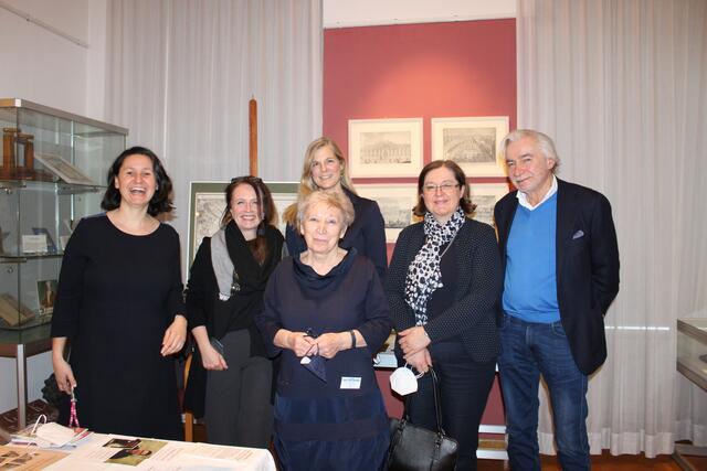 BV-Stellvertreterin Veronika Mickel-Göttfert (l.), Museumsleiterin Maria Ettl (m.) mit Apotheker*innen der Josefstadt.  | Foto: Sabine Ivankovits