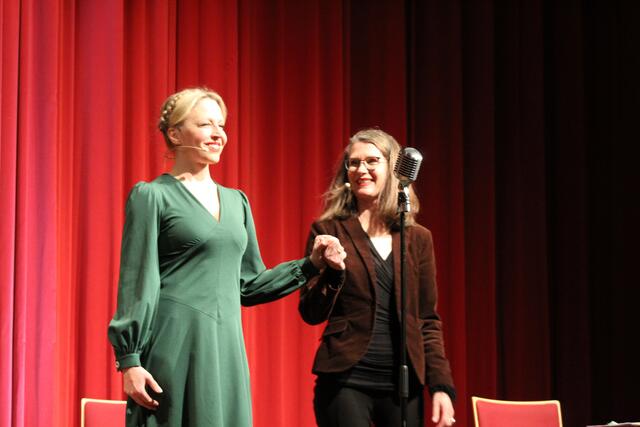 Nina Proll stand am 12. März mit Eva Maria Gintsberg als zweites von insgesamt vier Bühnenpaare auf der Bühne des Musiksommers Bad Schallerbach. | Foto: Christina Gärtner