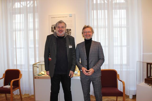 Helmut Pokornig gestaltete die Ausstellung, die von Bezirksvorsteher Martin Fabisch eröffnet wurde.  | Foto: Sabine Ivankovits