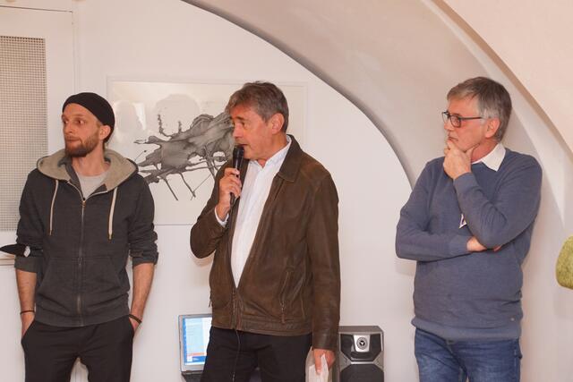 „Wenn der Vater mit dem Sohne“, so titulierte Erwin Hochedlinger (Bildmitte) die gemeinsame Ausstellung in seiner Laudatio bei der Vernissage.  | Foto: Helmut Eder