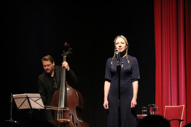 Nina Proll und Alvin Staple am Kontrabass. | Foto: Christina Gärtner