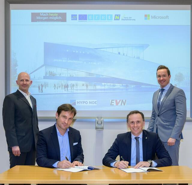 ecoplus Digital Geschäftsführer Claus Zeppelzauer, Microsoft Österreich General Manager Hermann Erlach, Digitalisierungslandesrat Jochen Danninger, ecoplus Digital Geschäftsführer Lukas Reutterer | Foto: NLK Burchhart