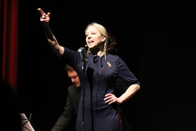 Nina Proll überzeugte mir ihrer ausdrucksstarken Performance und glasklaren Stimme die Besucher des Musiksommers Bad Schallerbach. | Foto: Christina Gärtner