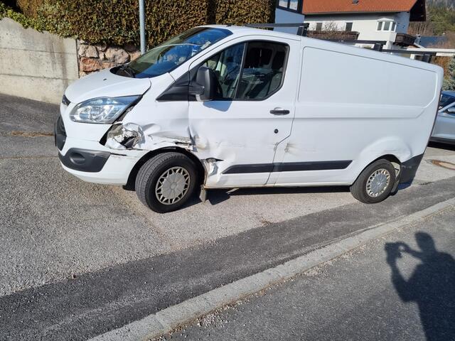 Ein deutscher Alkolenker geriet in Fritzens in Gegenverkehr, eine Frau wurde unbestimmten Grades verletzt. | Foto: Zoom.tirol